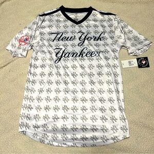 NWT New York Yankees Men’s V-neck shirt